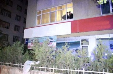 Demir Parmaklıkların Üzerine Düşen Oğluna, Babadan Son Bakış