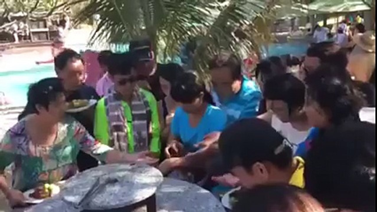 Des touristes chinois à un buffet de litchis