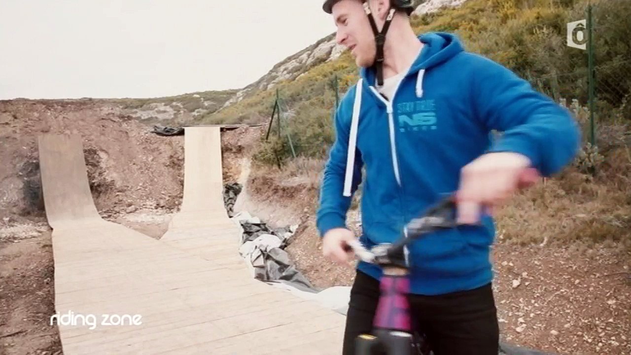 Tricks Slow-Motion : Le 360 Tuck No Hander par Sam Pilgrim - #RidingZone