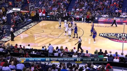 NBA - Un enfant entre sur le terrain pour enlacer Carmelo Anthony