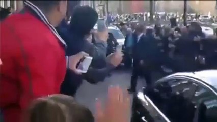 ---مشهد نادر - جموع غفيرة من المغاربة والمعجبين  مع الملك محمد السادس في هولندا ، وكأنه في المغرب