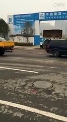 Mauvaise idée de la journée, se garer devant l'entrée d'un chantier !