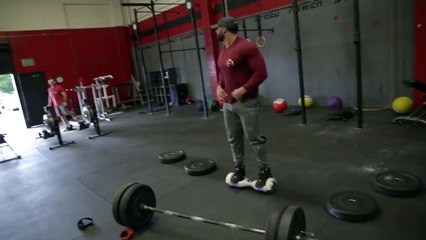 Soulever une barre de 100kg en étant sur un Hoverboard