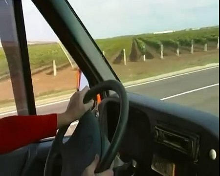 Жена за рулем автобуса.