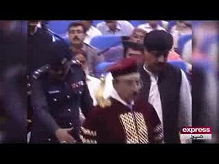 نواب شاہ ميں کانووکيشن کے دوران ٹوپي نے سائيں کو پريشان کر کے رکھ ديا