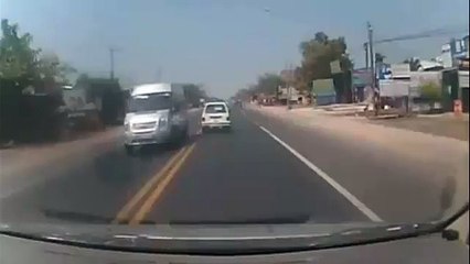 Thầy giáo lái xe tải điên cuồng tông vào công an bỏ chạy