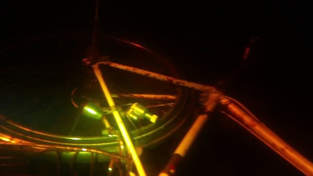 Un plongeur de la police fait une découverte terrifiante au fond d'un lac