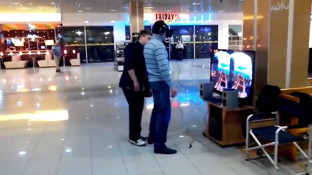 Tester un casque de réalité virtuelle bourré... MAUVAISE IDEE