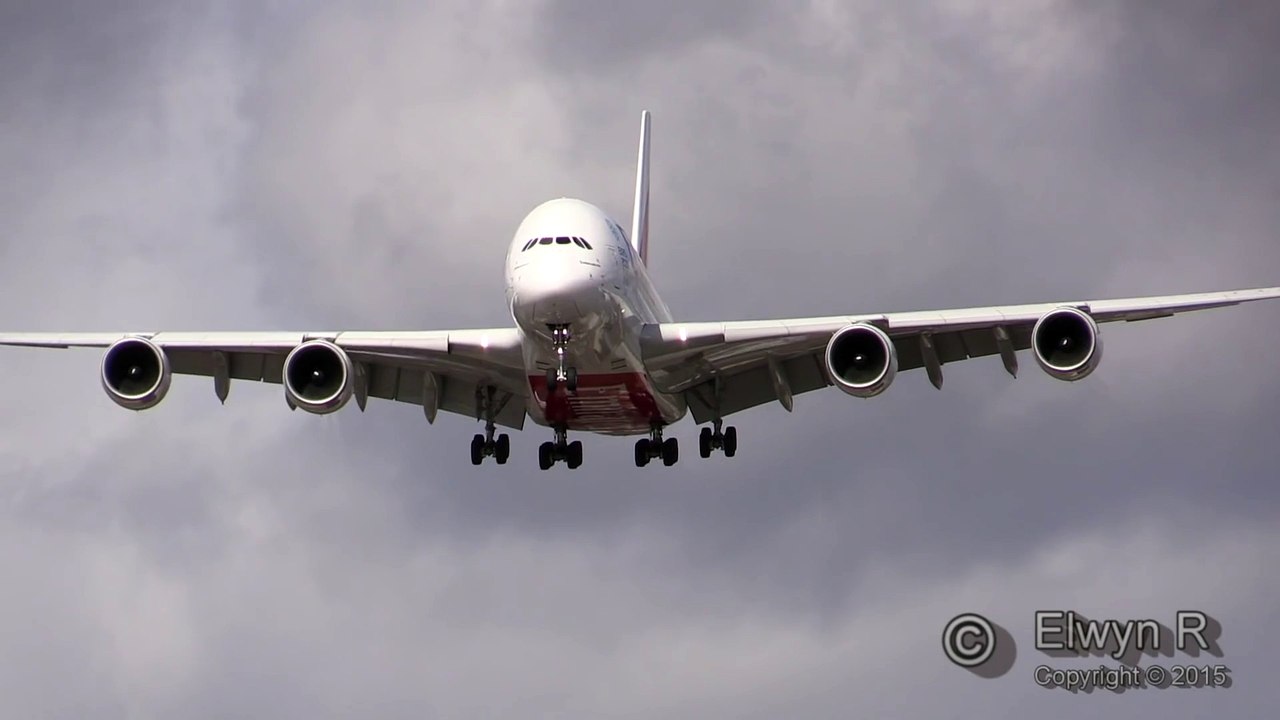 L'atterrissage d'un A380 vu de très près par dessous ! Aéroport de Birmingham