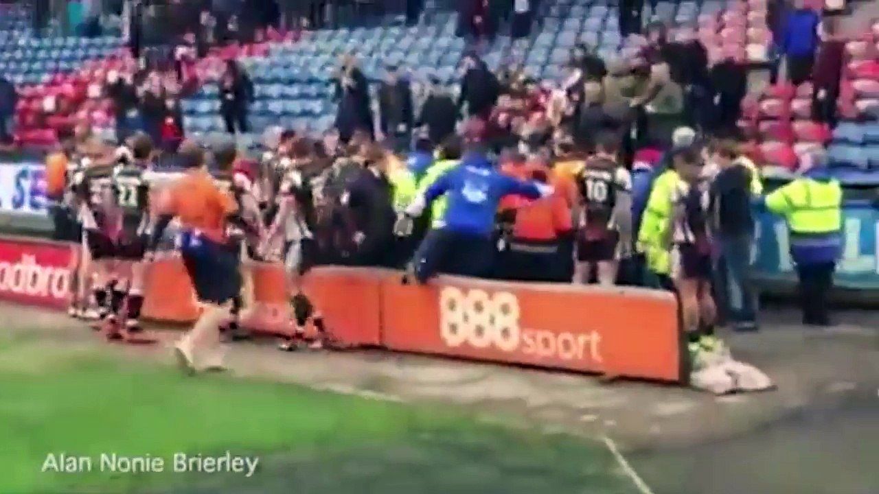 Bagarre générale entre des joueurs de rugby et les supporters dans le stade