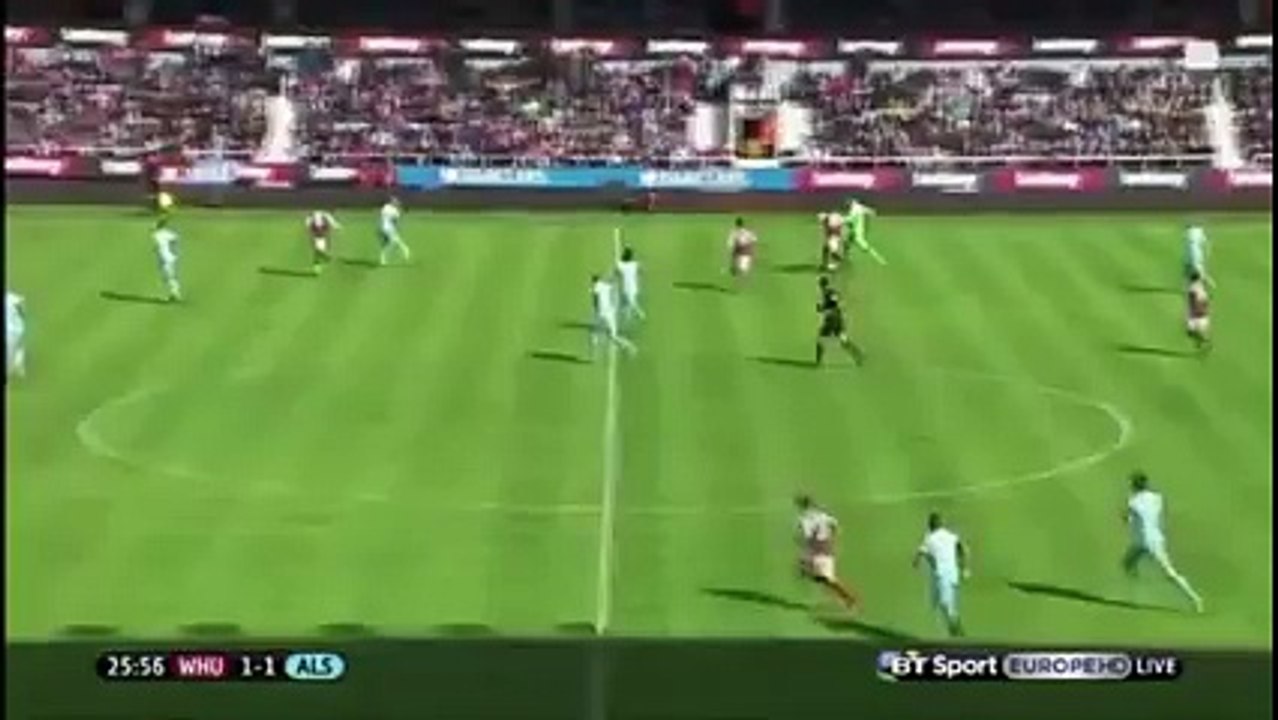 Çılgın Kaleci, Rakiplerini Tek Tek Çalımlayıp Golü Attı