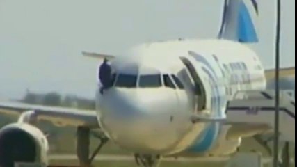 Avión secuestrado: el piloto escapa por ventana de cabina