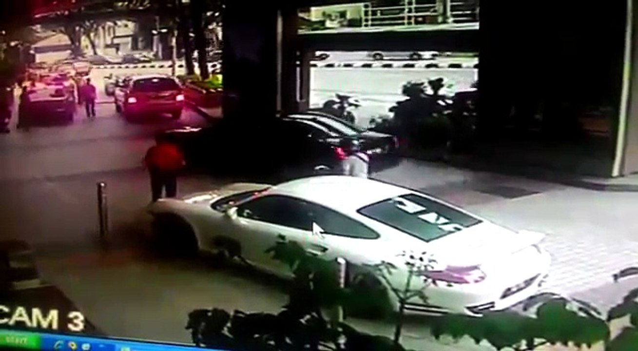 Snatch theft at Bangsar Shopping Centre