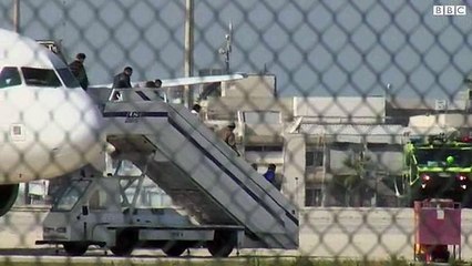 بالفيديو_ نزول ركاب الطائرة المصرية المختطفة في قبرص