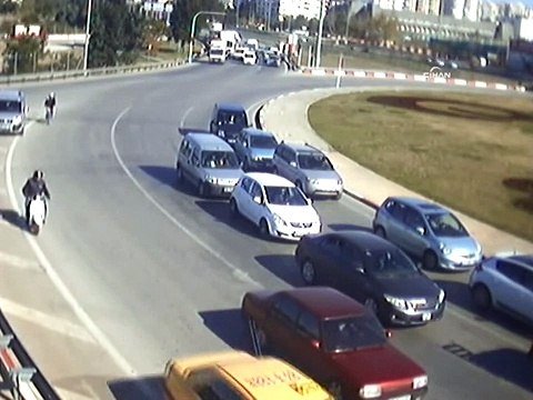 Freni patlayan kamyoneti yan yatırdı, büyük bir faciayı önledi