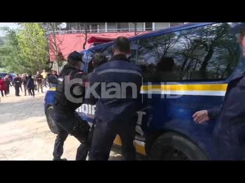 POLICIA ARRESTON 13 PROTESTUES TE OPOZITES.