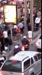 A man blocks traffic with his car, and gets attacked by a mob @ 5:30