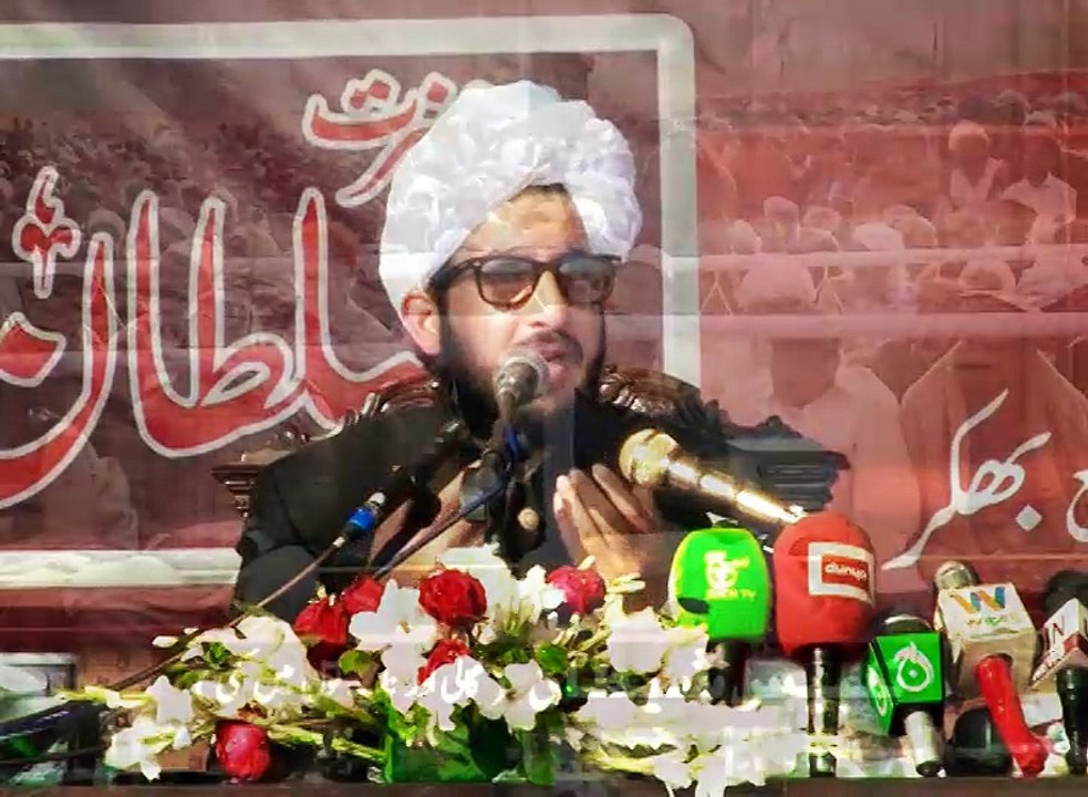 Sahibzada Sultan Ahmad Ali Sb giving invitation of islahee jamaat that is to hold and safeguard the flag Of Deen Islam