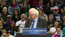En plein meeting, un petit oiseau vient rejoindre Bernie Sanders