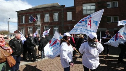 Avesnelles: manifestation d'employés municipaux devant la mairie contre des faits de harcélements