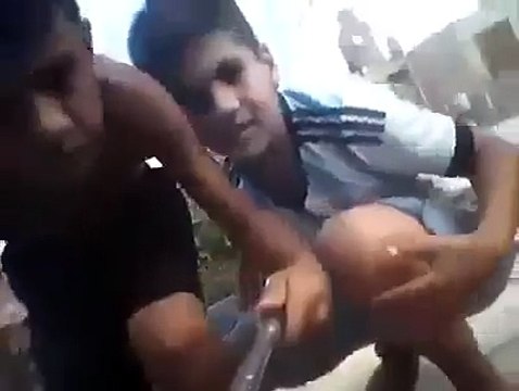 #Viral: Caen niños del techo al tomarse una Selfie.