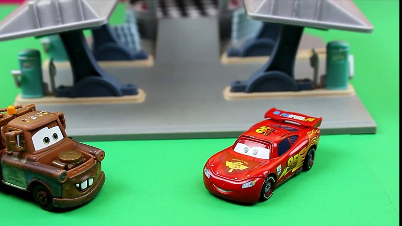 Sesame Street Elmo Eats Lightning McQueen with a Talking Pizza Singing Elmo & Disney Cars Toon Mater