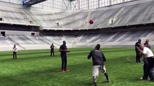Anderson Silva e Vitor Belfort batendo uma bolinha