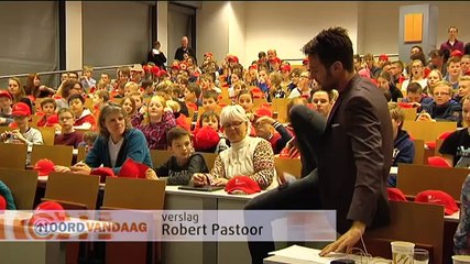 Nick van Nick en Simon promoot schaken tijdens gastles op de Kinderuniversiteit - RTV Noord