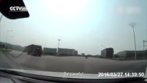 Un camion remplit de graviers défonce une voiture sur l'autoroute..