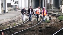 Ils font une grosse surprise à ce conducteur de train pour sa dernière arrivée en gare. Quel spectacle !