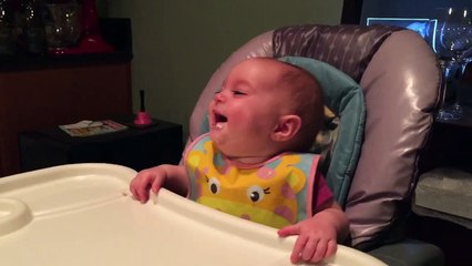 É Impossível Não Rir Com Esta Bebé Ao Ver o Seu Pai Jantar