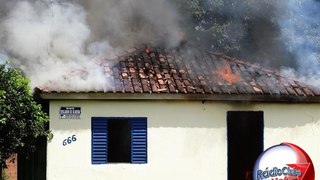 Casa destruída por incêndio no Bairro São Sebastião em Ribas do Rio Pardo