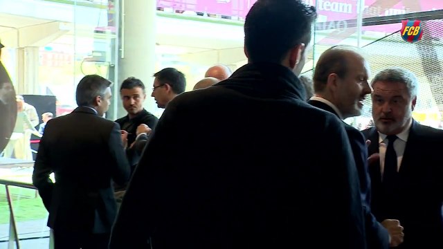 Jugadores del Barça visitan memorial de Johan Cruyff