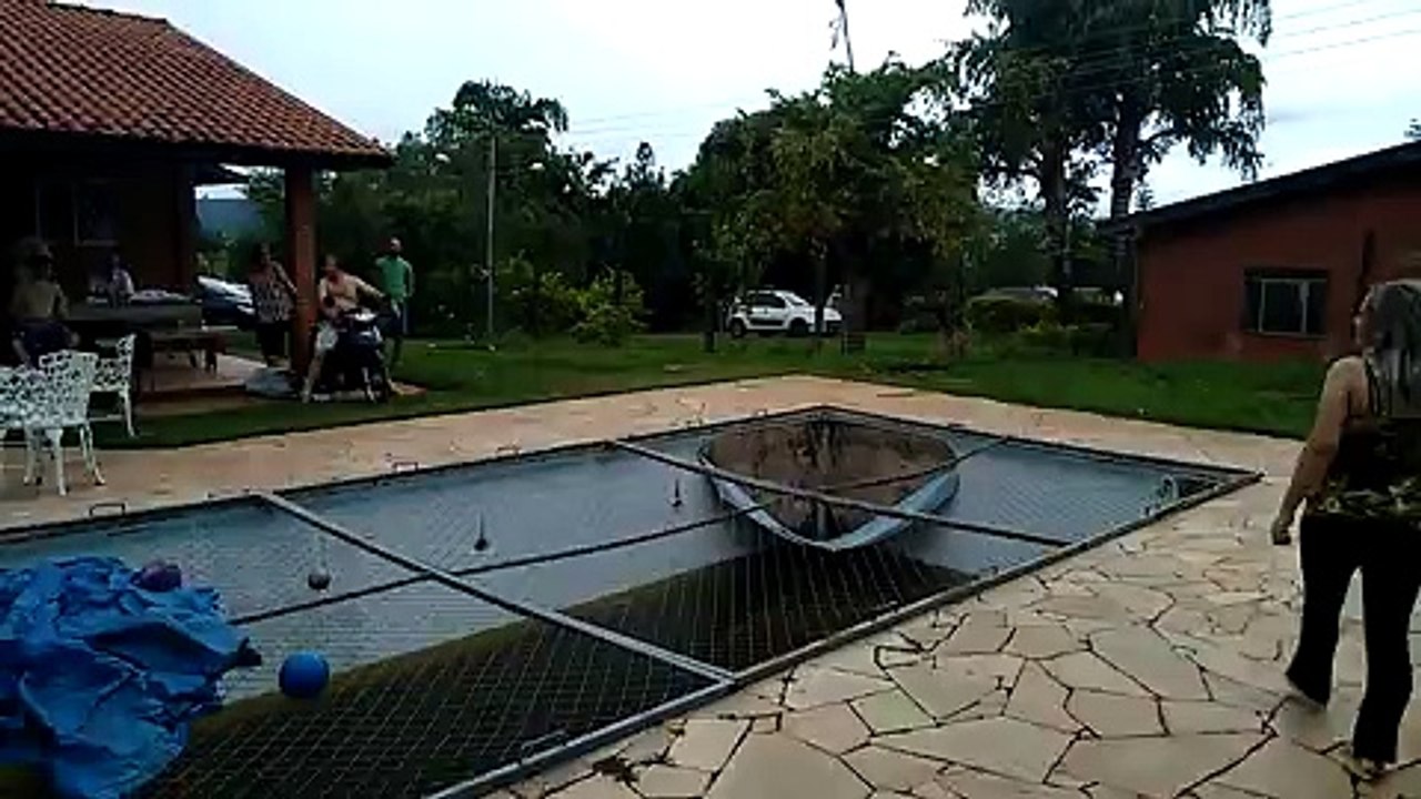 Il veut traverser la piscine à moto ... FAIL !!!