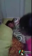 Kardeşi Tarafından Tokatla Uyandırılan Kızın Dramı