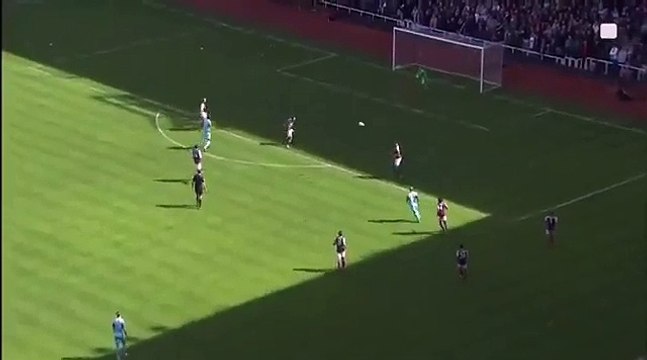 Guarda Redes do West Ham finta toda a gente e marca golo