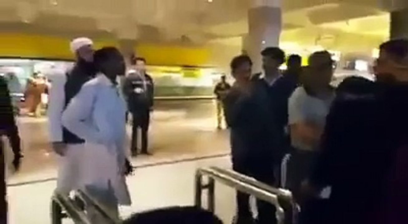 Junaid Jamshed gets beaten up at Islamabad Airport - YouTube