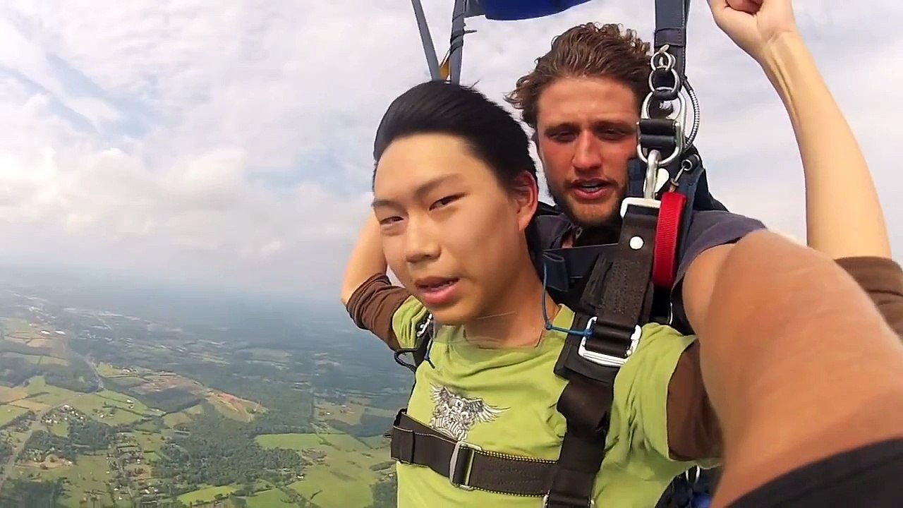 Guy Passing out doing 360° Skydiving