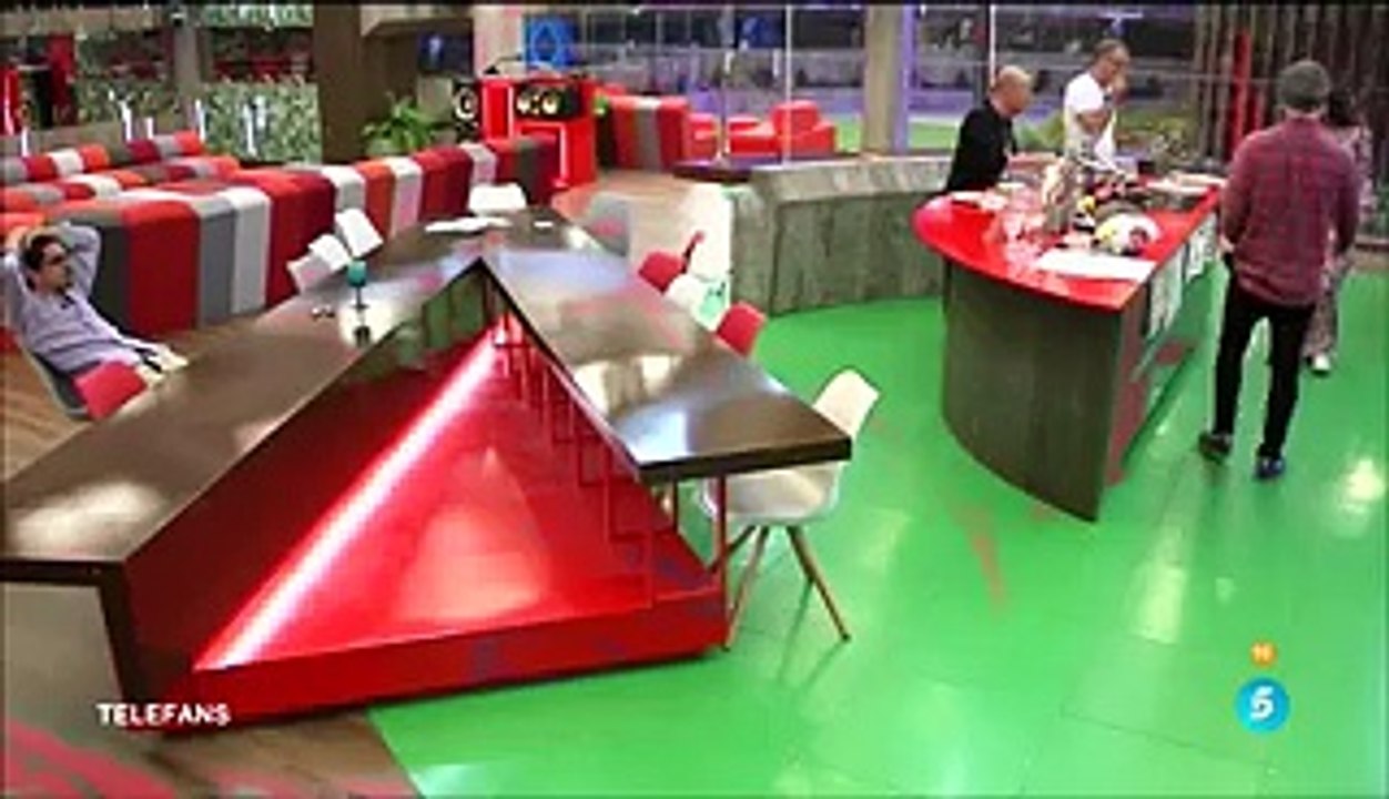 Carlos Lozano sirve a la mesa de Edurne, Lara y Carlos Sobera