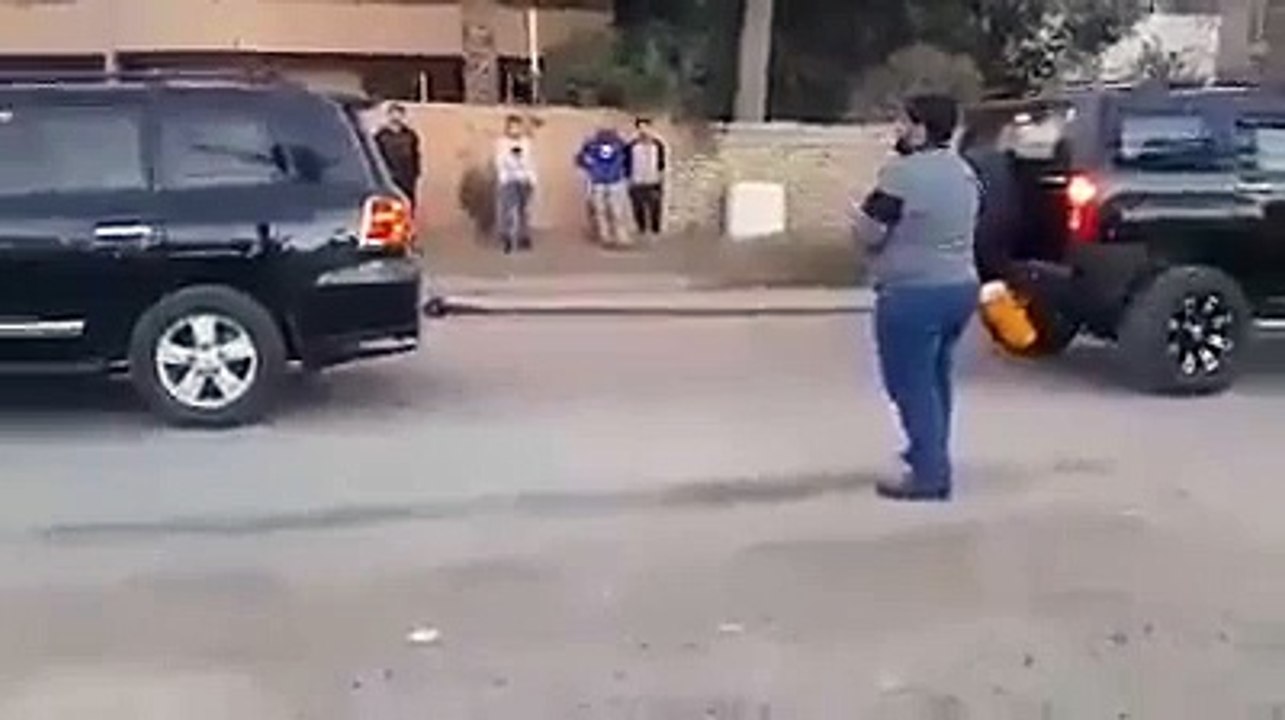 tug of war between Land Cruiser or Hummer