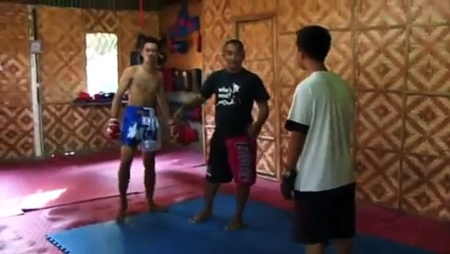 Lutador de Wing Chun desafia lutador de Muay Thai .