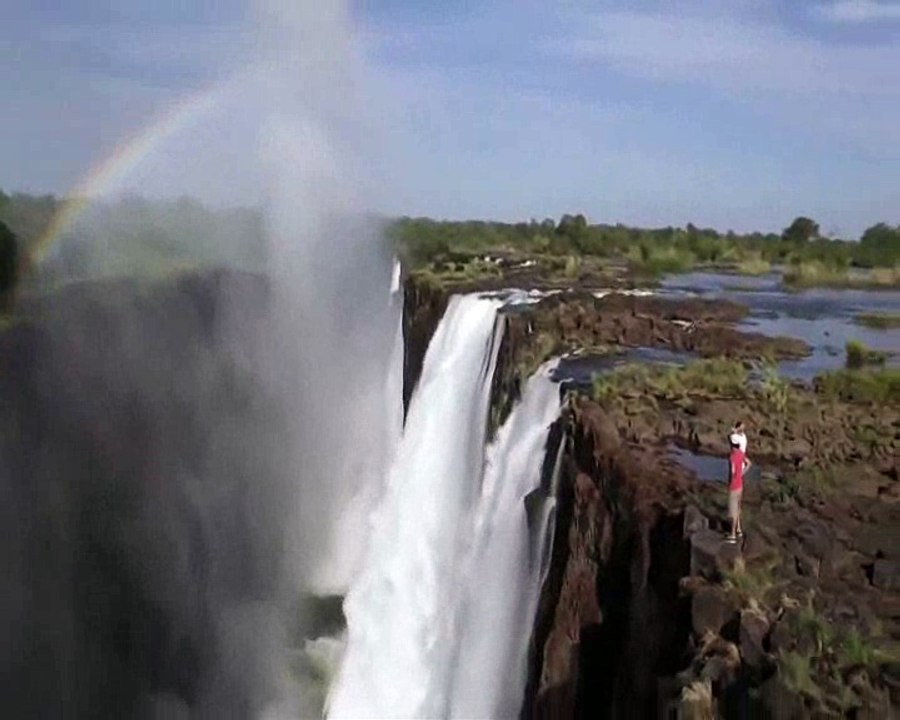 Des plongeons de l'extrême depuis les chutes Victoria