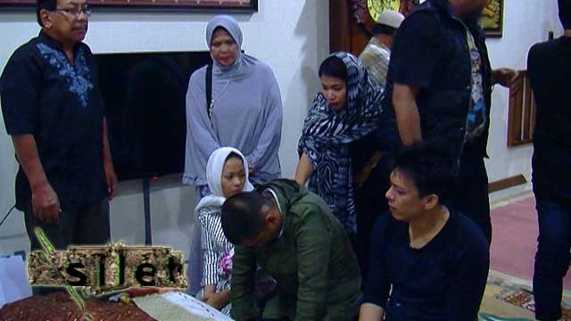Suasana di Rumah Duka Ayahanda Ariel - Silet 30 Maret 2016