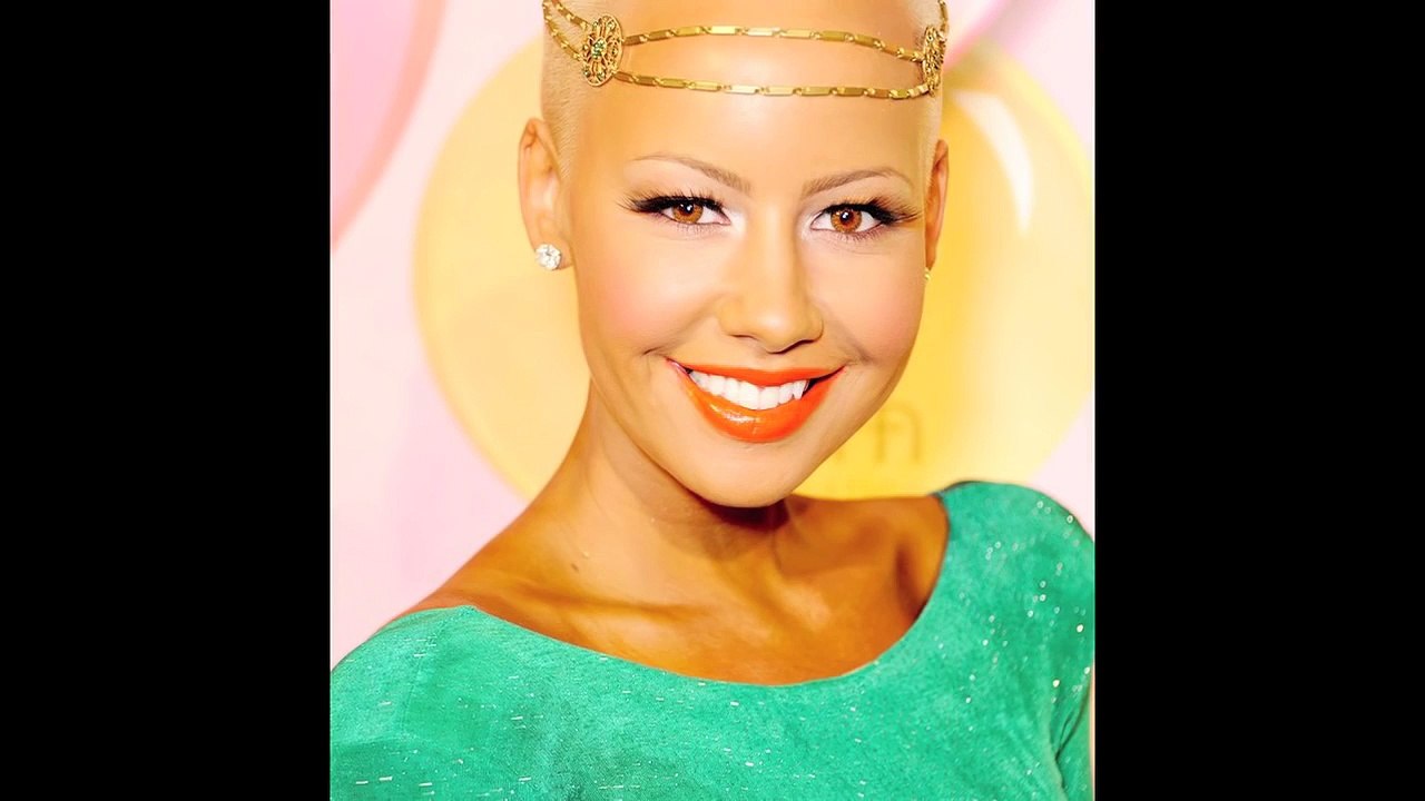 Amber Rose Shows Pool techniques In Revealing Swimsuit!