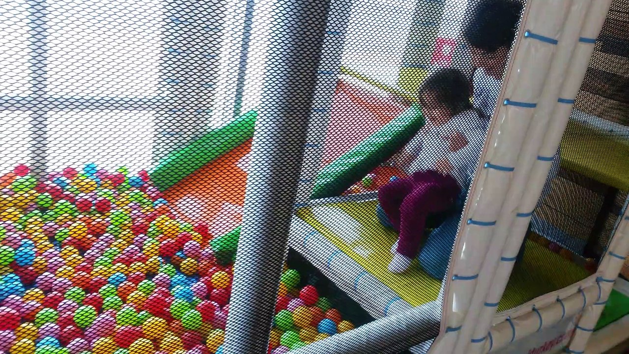 Zeyneo Betül Ankarada top havuzunda 20160311