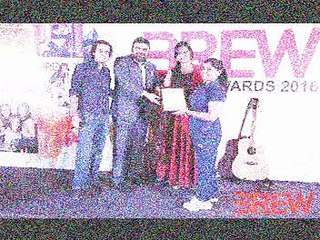 Industrialist Anil Jain Present the Brew Award to Sakina Khatun