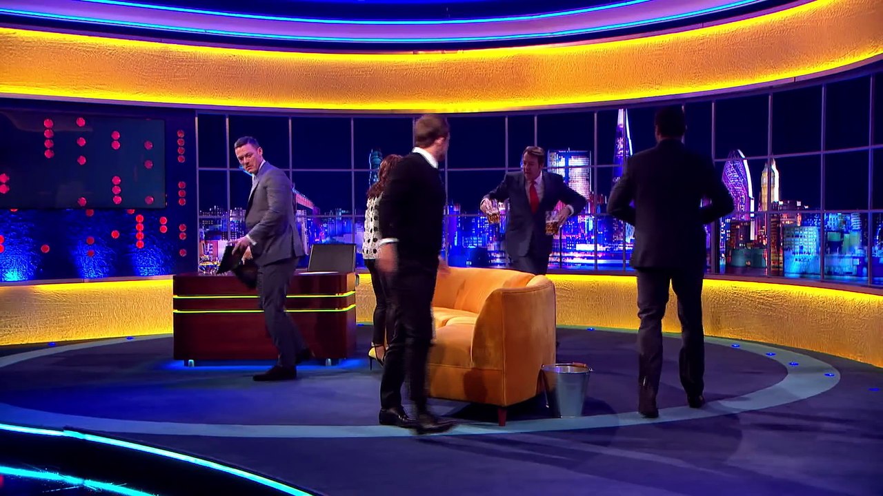 Hugh Jackman et Luke Evans s'affrontent sur la chanson de Gaston dans La belle et la bête