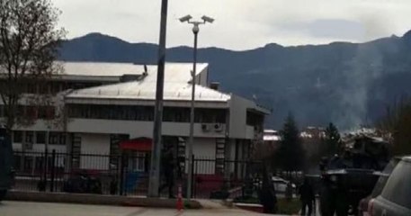 Tunceli'de adliye önünde çatışma... Olay yerinden ilk görüntüler