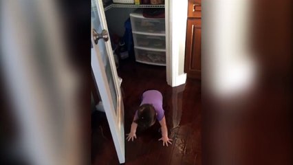 Un bébé couvert d'huile n'arrive plus à se relever! Ah bravo...