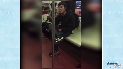Manger dans le métro en Chine est interdit... Et on comprend pourquoi!